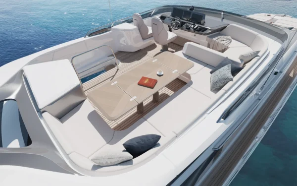 Flybridge der Princess S65 mit komfortablen Sitzen, einem eleganten Steuerstand und einem großen Tischbereich, ideal für geselliges Beisammensein auf See. Die hellen Polstermöbel und die Aussicht auf das klare Wasser laden zum Entspannen ein.