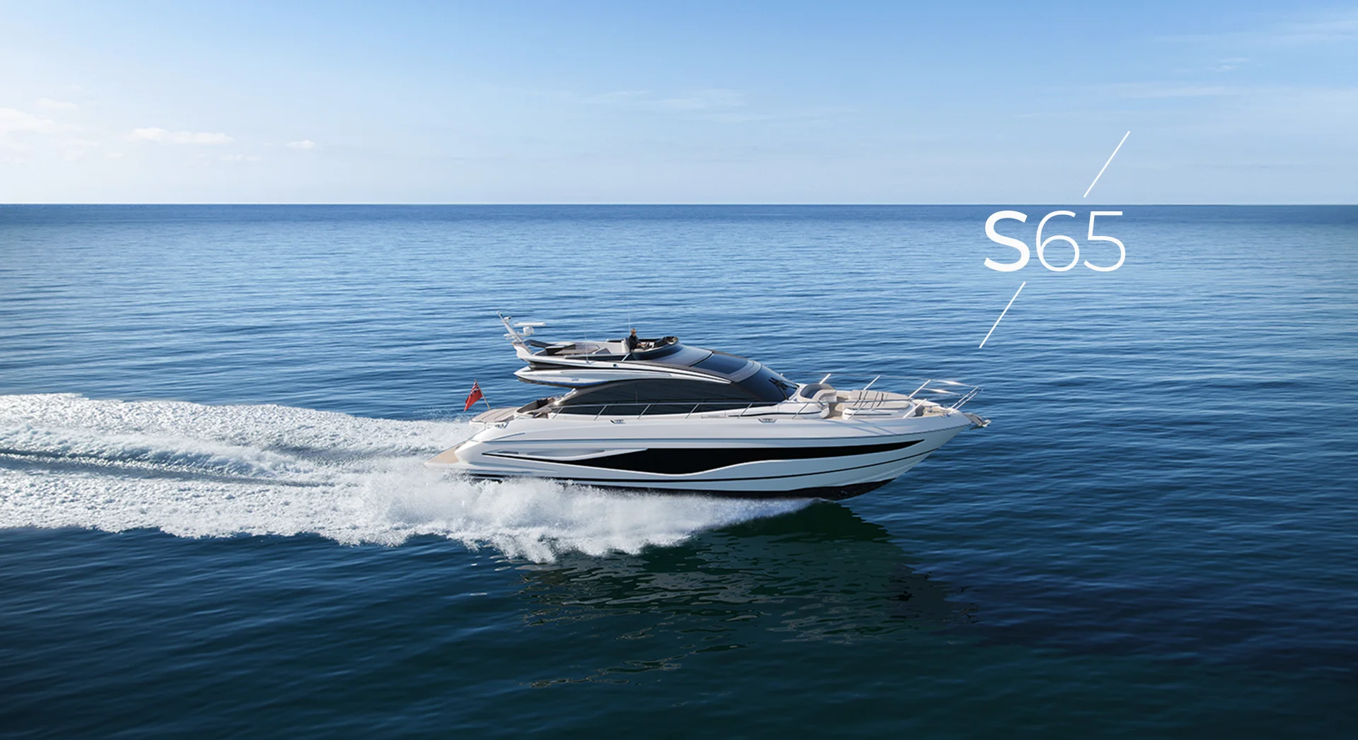 Elegante Princess S65 Motorjacht in Bewegung auf offenem Meer unter klarem Himmel, wobei eine deutliche Wellenlinie hinter dem Boot entsteht. Die Beschriftung „S65“ hebt das Modell hervor und betont das luxuriöse Design und die Geschwindigkeit dieser Jacht.