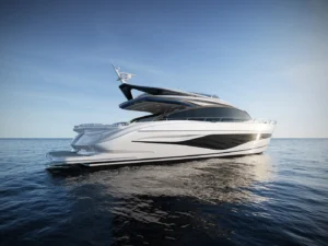 Eine detaillierte computererstellte Darstellung einer großen, modernen weißen Princess S80 Yacht, die in ruhigem Wasser treibt, mit Fokus auf ihr schlankes Design und das offene Deck